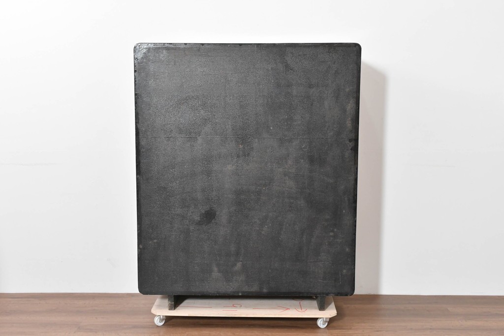 中古　韓国民芸家具　美品　高級品!!　幻想的な螺鈿細工が施されたガラス引き戸のキャビネット　定価推定70～90万円　(R-086241)