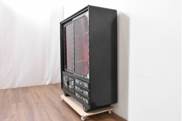 中古　韓国民芸家具　美品　高級品!!　幻想的な螺鈿細工が施されたガラス引き戸のキャビネット　定価推定70～90万円　(R-086241)