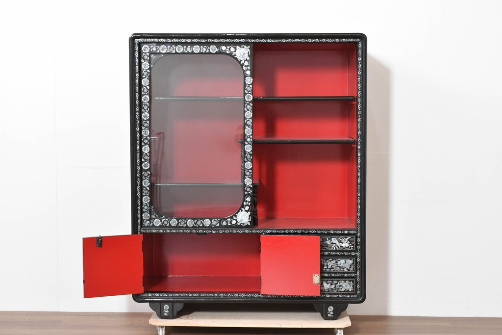 中古　韓国民芸家具　美品　高級品!!　幻想的な螺鈿細工が施されたガラス引き戸のキャビネット　定価推定70～90万円　(R-086241)