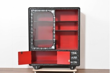 中古　韓国民芸家具　美品　高級品!!　幻想的な螺鈿細工が施されたガラス引き戸のキャビネット　定価推定70～90万円　(R-086241)