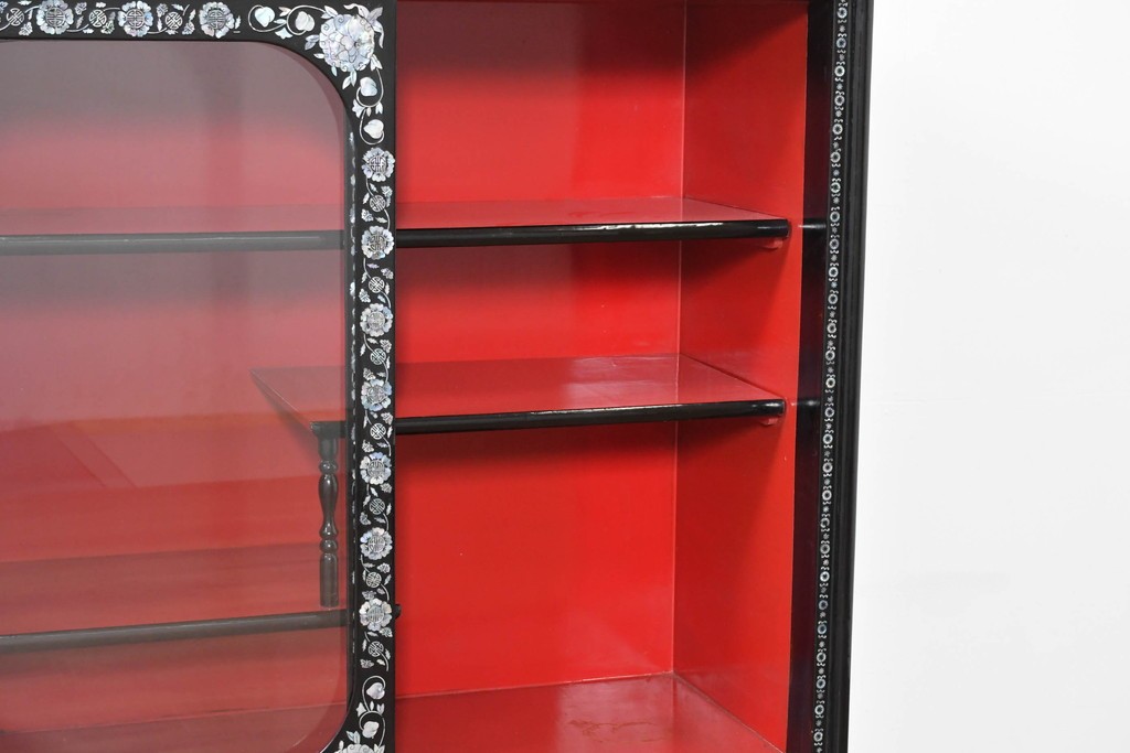 中古　韓国民芸家具　美品　高級品!!　幻想的な螺鈿細工が施されたガラス引き戸のキャビネット　定価推定70～90万円　(R-086241)