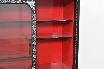 中古　韓国民芸家具　美品　高級品!!　幻想的な螺鈿細工が施されたガラス引き戸のキャビネット　定価推定70～90万円　(R-086241)