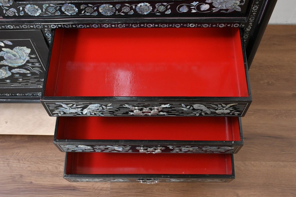 中古　韓国民芸家具　美品　高級品!!　幻想的な螺鈿細工が施されたガラス引き戸のキャビネット　定価推定70～90万円　(R-086241)