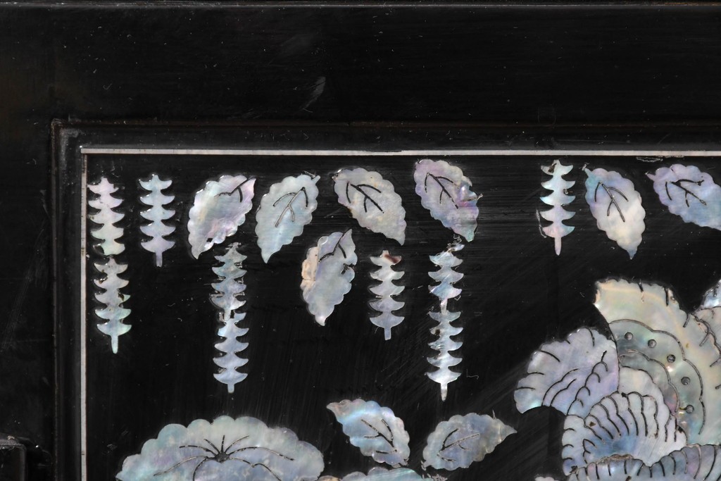 中古　韓国民芸家具　美品　高級品!!　幻想的な螺鈿細工が施されたガラス引き戸のキャビネット　定価推定70～90万円　(R-086241)