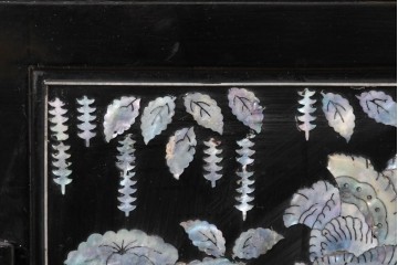 中古　韓国民芸家具　美品　高級品!!　幻想的な螺鈿細工が施されたガラス引き戸のキャビネット　定価推定70～90万円　(R-086241)