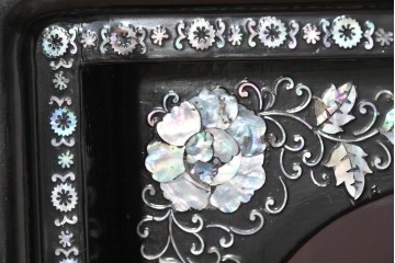 中古　韓国民芸家具　美品　高級品!!　幻想的な螺鈿細工が施されたガラス引き戸のキャビネット　定価推定70～90万円　(R-086241)