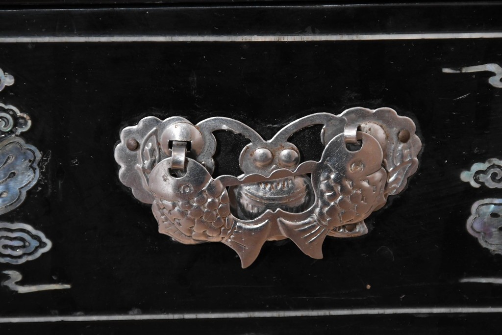 中古　韓国民芸家具　美品　高級品!!　幻想的な螺鈿細工が施されたガラス引き戸のキャビネット　定価推定70～90万円　(R-086241)