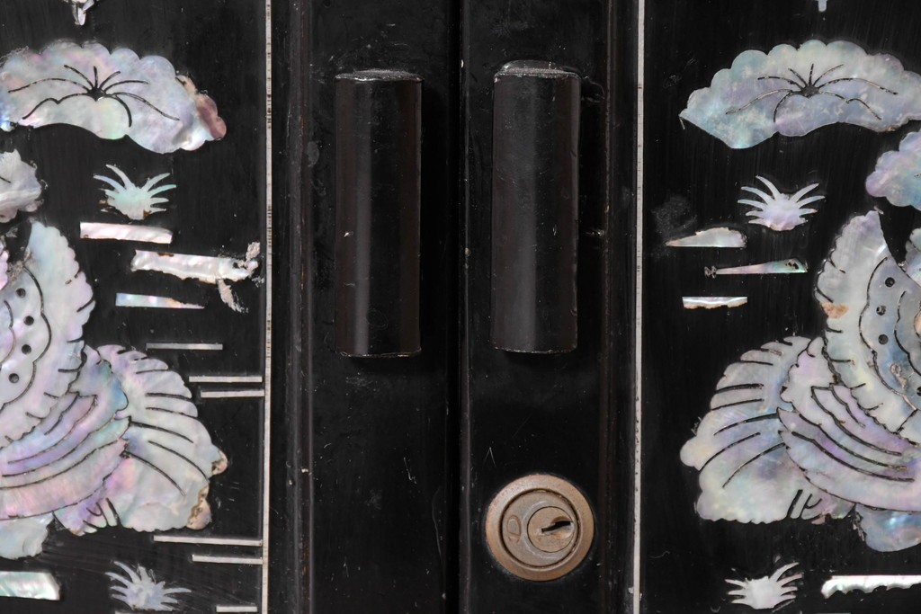 中古　韓国民芸家具　美品　高級品!!　幻想的な螺鈿細工が施されたガラス引き戸のキャビネット　定価推定70～90万円　(R-086241)