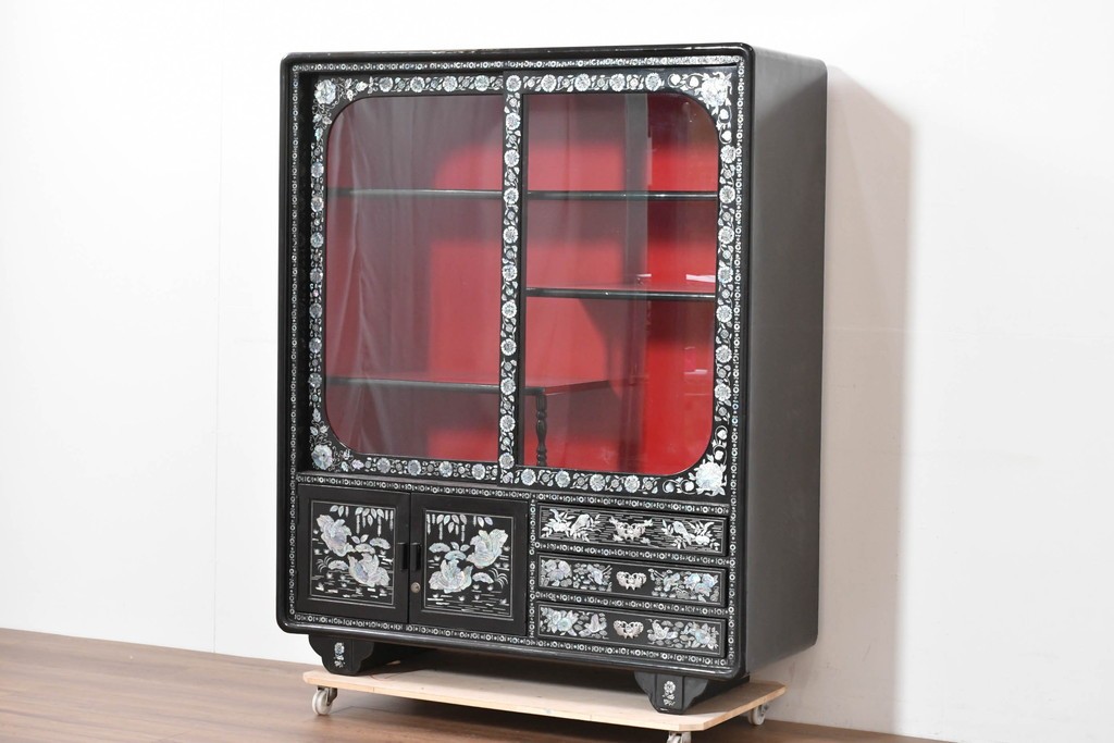 中古　韓国民芸家具　美品　高級品!!　幻想的な螺鈿細工が施されたガラス引き戸のキャビネット　定価推定70～90万円　(R-086241)