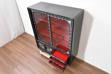 中古　韓国民芸家具　美品　高級品!!　幻想的な螺鈿細工が施されたガラス引き戸のキャビネット　定価推定70～90万円　(R-086241)