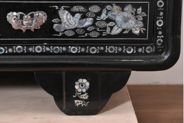 中古　韓国民芸家具　美品　高級品!!　幻想的な螺鈿細工が施されたガラス引き戸のキャビネット　定価推定70～90万円　(R-086241)
