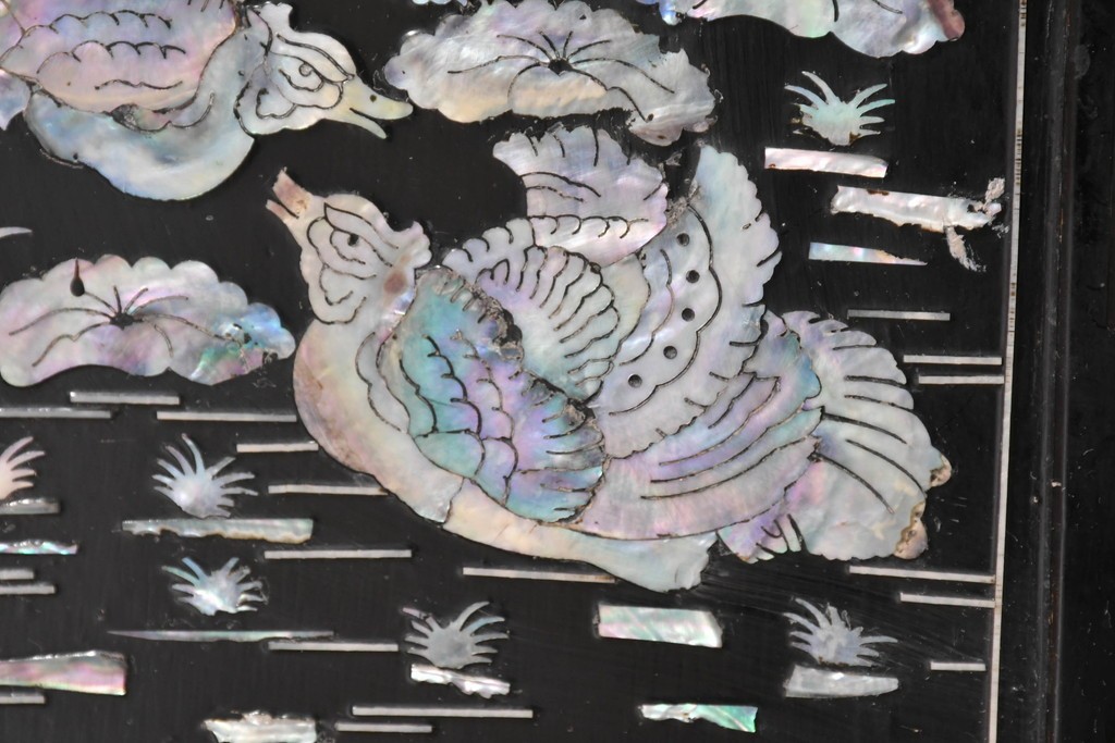 中古　韓国民芸家具　美品　高級品!!　幻想的な螺鈿細工が施されたガラス引き戸のキャビネット　定価推定70～90万円　(R-086241)