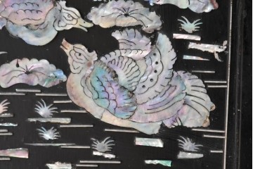 中古　韓国民芸家具　美品　高級品!!　幻想的な螺鈿細工が施されたガラス引き戸のキャビネット　定価推定70～90万円　(R-086241)