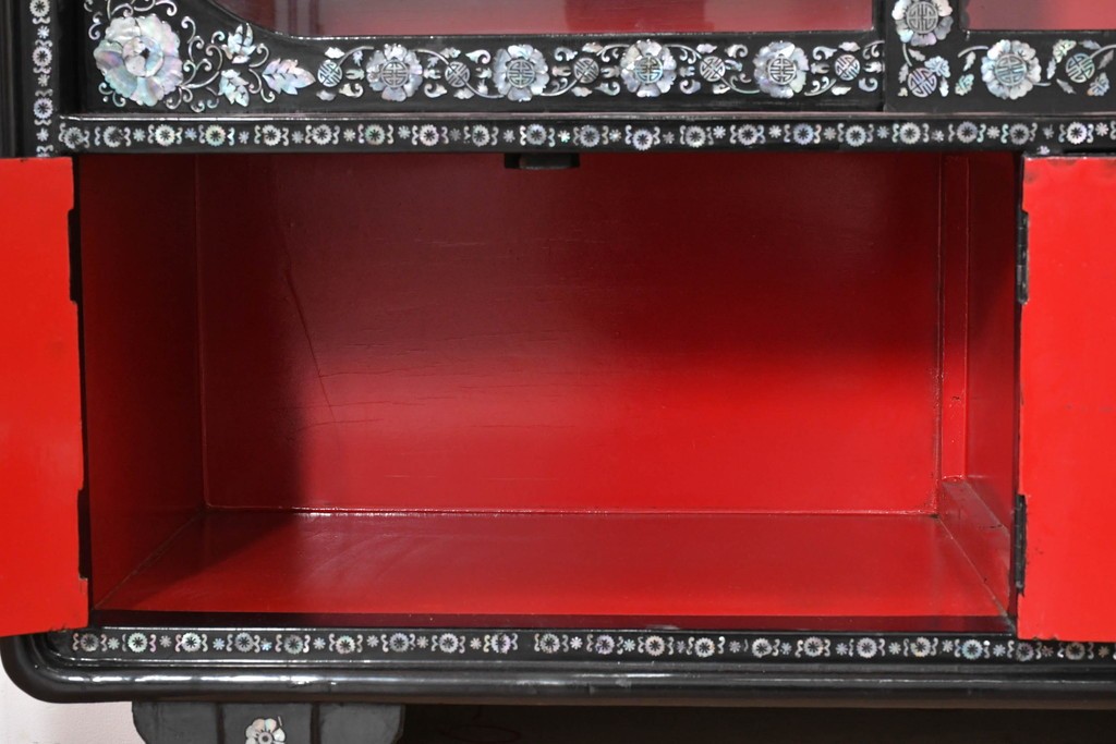 中古　韓国民芸家具　美品　高級品!!　幻想的な螺鈿細工が施されたガラス引き戸のキャビネット　定価推定70～90万円　(R-086241)