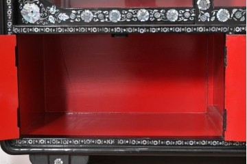 中古　韓国民芸家具　美品　高級品!!　幻想的な螺鈿細工が施されたガラス引き戸のキャビネット　定価推定70～90万円　(R-086241)