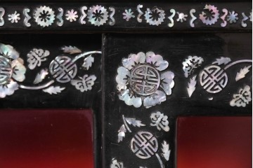 中古　韓国民芸家具　美品　高級品!!　幻想的な螺鈿細工が施されたガラス引き戸のキャビネット　定価推定70～90万円　(R-086241)