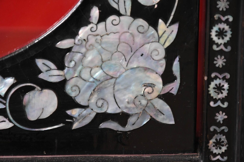 中古　韓国民芸家具　美品　高級品!!　幻想的な螺鈿細工が施されたガラス引き戸のキャビネット　定価推定70～90万円　(R-086241)