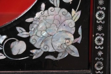 中古　韓国民芸家具　美品　高級品!!　幻想的な螺鈿細工が施されたガラス引き戸のキャビネット　定価推定70～90万円　(R-086241)