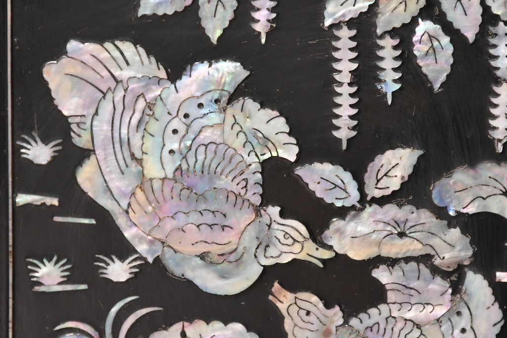 中古　韓国民芸家具　美品　高級品!!　幻想的な螺鈿細工が施されたガラス引き戸のキャビネット　定価推定70～90万円　(R-086241)