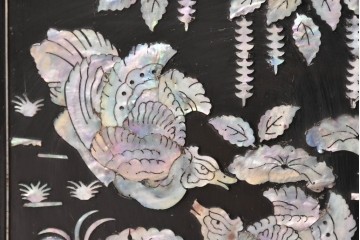 中古　韓国民芸家具　美品　高級品!!　幻想的な螺鈿細工が施されたガラス引き戸のキャビネット　定価推定70～90万円　(R-086241)