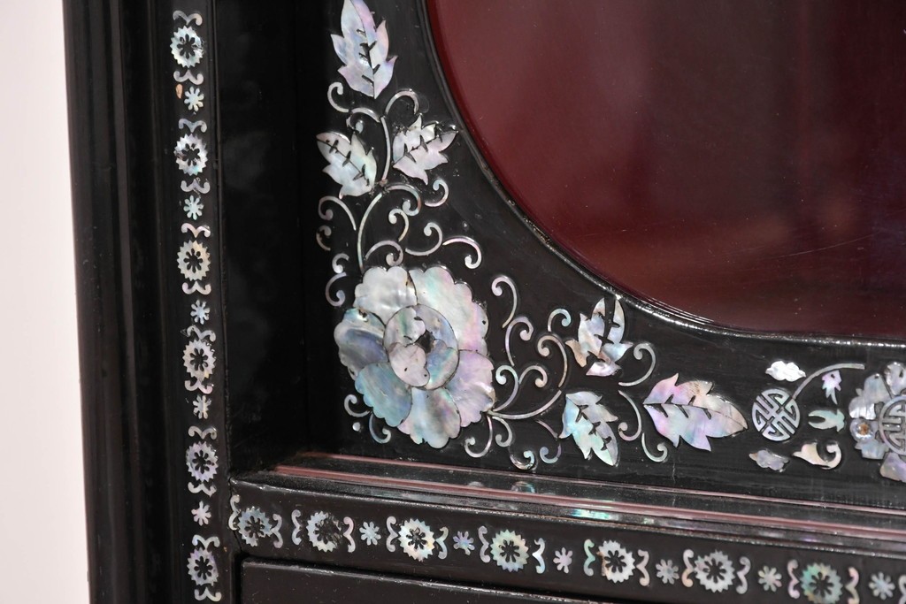 中古　韓国民芸家具　美品　高級品!!　幻想的な螺鈿細工が施されたガラス引き戸のキャビネット　定価推定70～90万円　(R-086241)