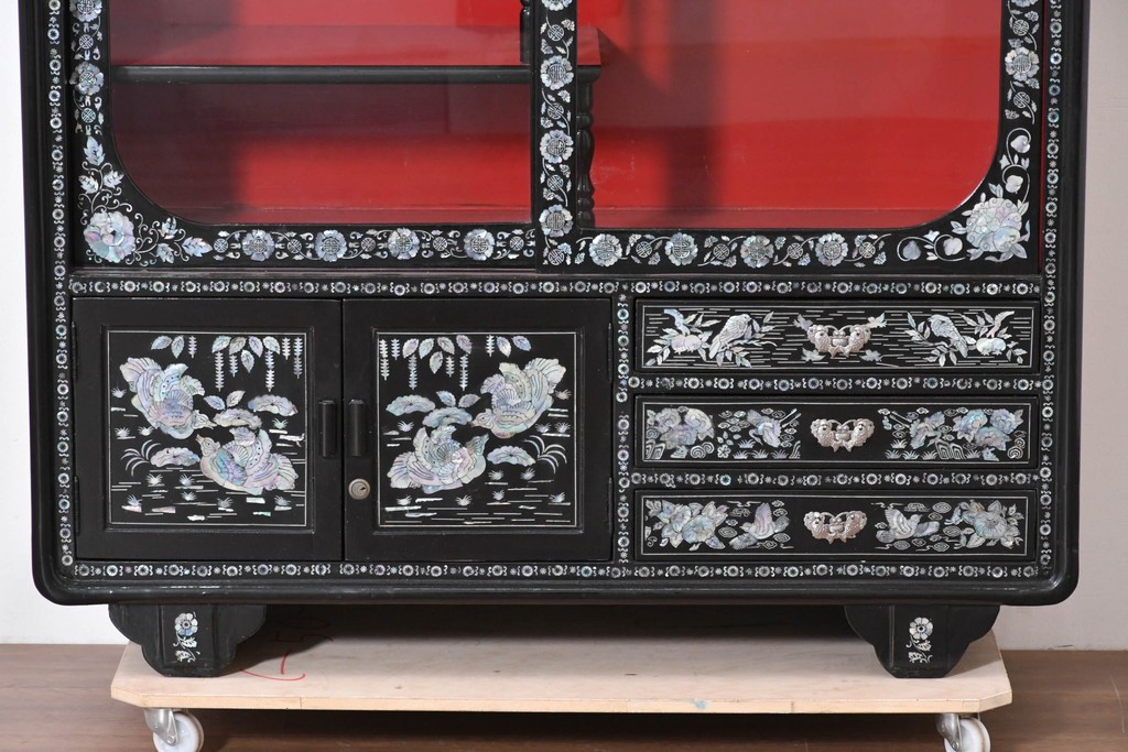 中古　韓国民芸家具　美品　高級品!!　幻想的な螺鈿細工が施されたガラス引き戸のキャビネット　定価推定70～90万円　(R-086241)