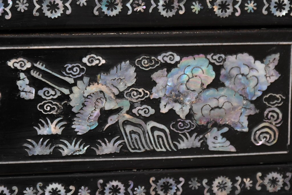 中古　韓国民芸家具　美品　高級品!!　幻想的な螺鈿細工が施されたガラス引き戸のキャビネット　定価推定70～90万円　(R-086241)