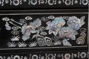 中古　韓国民芸家具　美品　高級品!!　幻想的な螺鈿細工が施されたガラス引き戸のキャビネット　定価推定70～90万円　(R-086241)