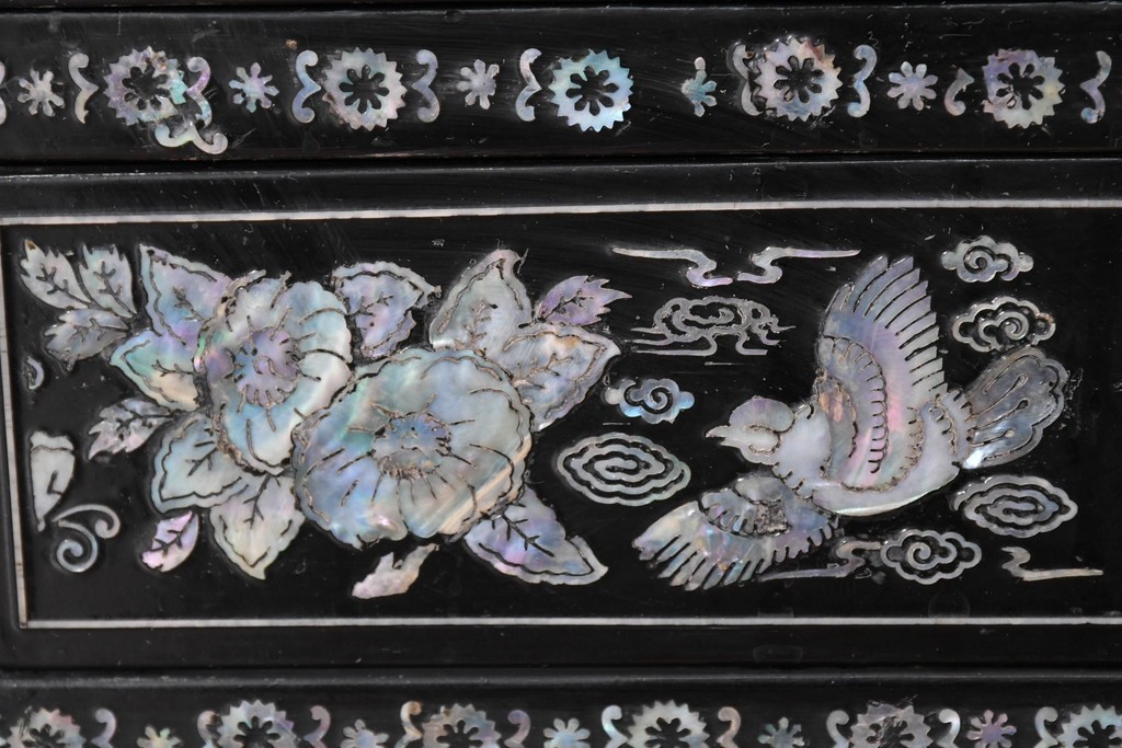 中古　韓国民芸家具　美品　高級品!!　幻想的な螺鈿細工が施されたガラス引き戸のキャビネット　定価推定70～90万円　(R-086241)