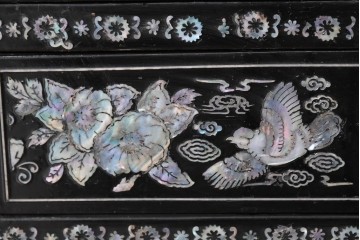 中古　韓国民芸家具　美品　高級品!!　幻想的な螺鈿細工が施されたガラス引き戸のキャビネット　定価推定70～90万円　(R-086241)