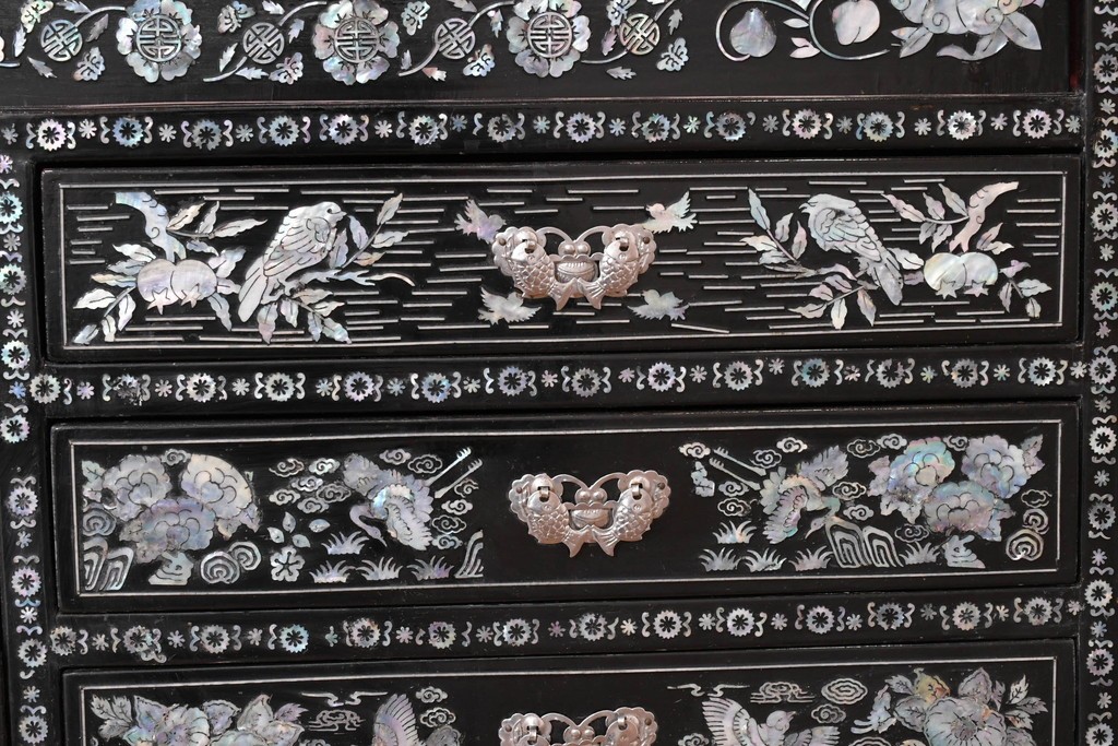 中古　韓国民芸家具　美品　高級品!!　幻想的な螺鈿細工が施されたガラス引き戸のキャビネット　定価推定70～90万円　(R-086241)