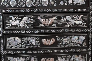 中古　韓国民芸家具　美品　高級品!!　幻想的な螺鈿細工が施されたガラス引き戸のキャビネット　定価推定70～90万円　(R-086241)