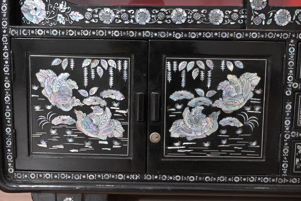 中古　韓国民芸家具　美品　高級品!!　幻想的な螺鈿細工が施されたガラス引き戸のキャビネット　定価推定70～90万円　(R-086241)