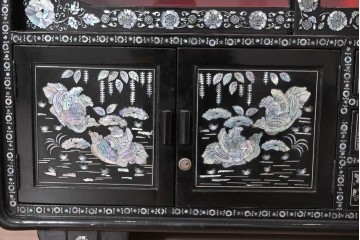 中古　韓国民芸家具　美品　高級品!!　幻想的な螺鈿細工が施されたガラス引き戸のキャビネット　定価推定70～90万円　(R-086241)