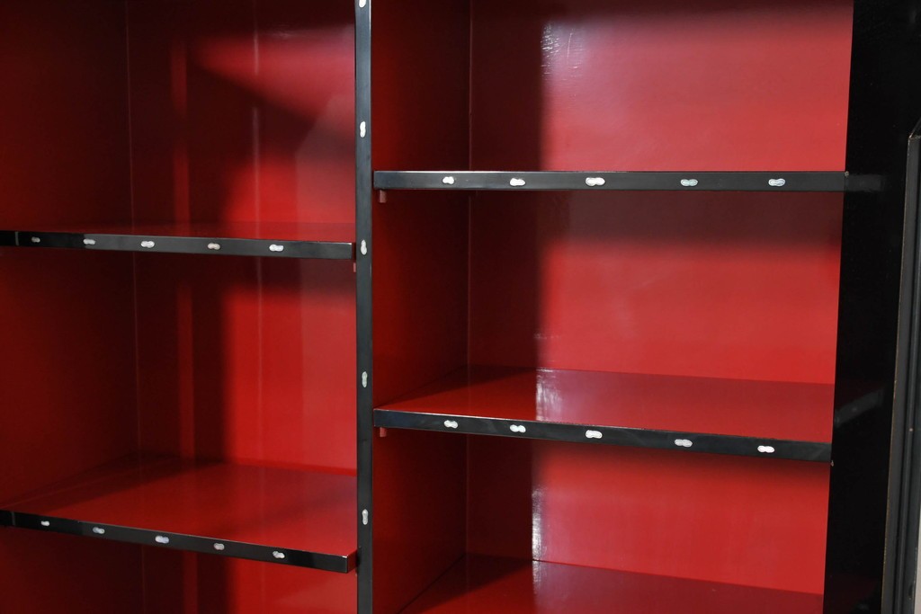 中古　韓国民芸家具　美品　高級品!!　幻想的な螺鈿細工が施されたガラス扉のキャビネット　定価推定120～150万円　(R-086242)