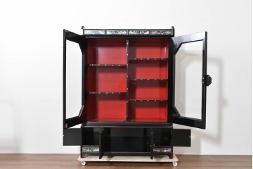 中古　韓国民芸家具　美品　高級品!!　幻想的な螺鈿細工が施されたガラス扉のキャビネット　定価推定120～150万円　(R-086242)