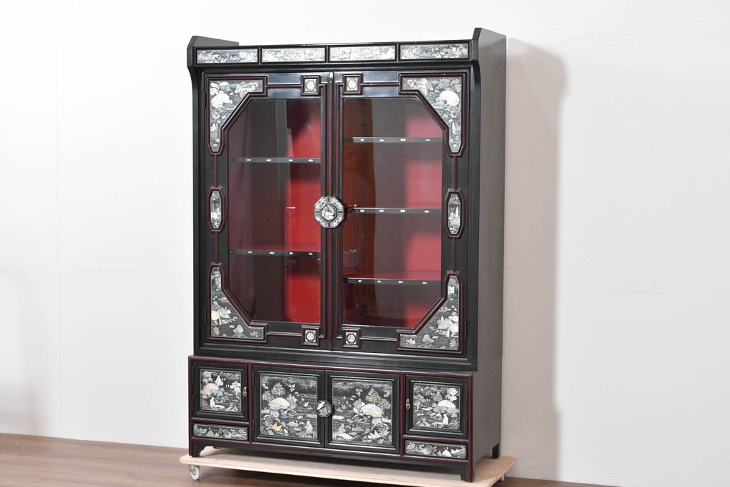 中古　韓国民芸家具　美品　高級品!!　幻想的な螺鈿細工が施されたガラス扉のキャビネット　定価推定120～150万円　(R-086242)