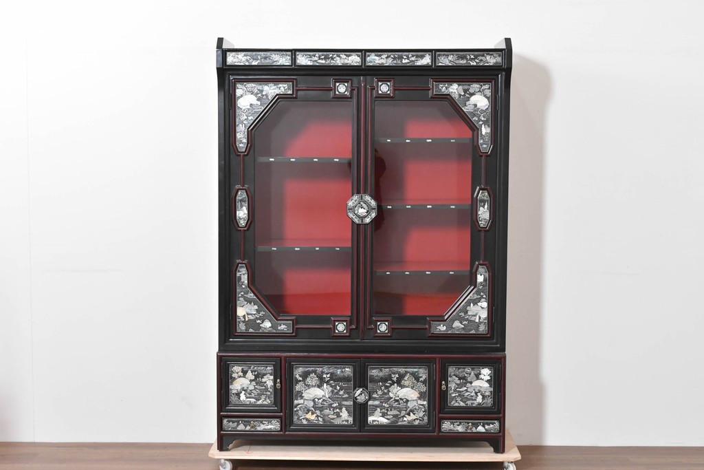 中古　韓国民芸家具　美品　高級品!!　幻想的な螺鈿細工が施されたガラス扉のキャビネット　定価推定120～150万円　(R-086242)