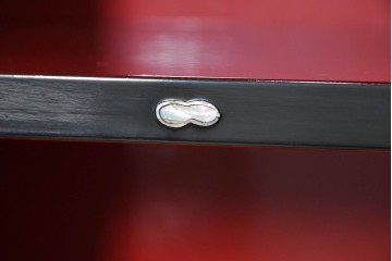 中古　韓国民芸家具　美品　高級品!!　幻想的な螺鈿細工が施されたガラス扉のキャビネット　定価推定120～150万円　(R-086242)