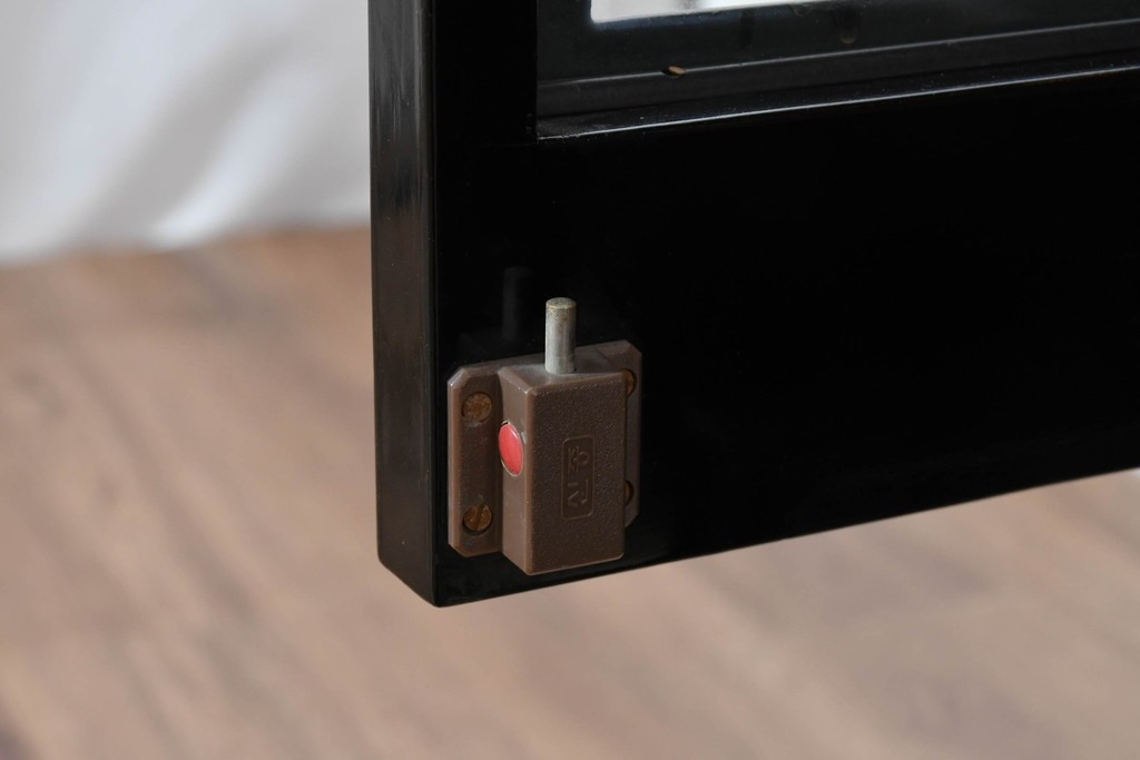 中古　韓国民芸家具　美品　高級品!!　幻想的な螺鈿細工が施されたガラス扉のキャビネット　定価推定120～150万円　(R-086242)