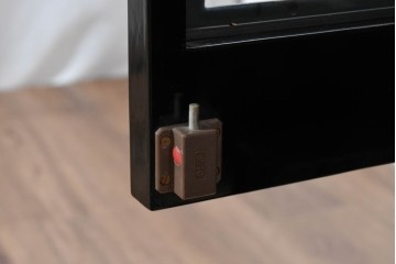 中古　韓国民芸家具　美品　高級品!!　幻想的な螺鈿細工が施されたガラス扉のキャビネット　定価推定120～150万円　(R-086242)