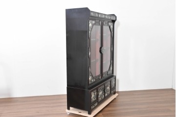中古　韓国民芸家具　美品　高級品!!　幻想的な螺鈿細工が施されたガラス扉のキャビネット　定価推定120～150万円　(R-086242)