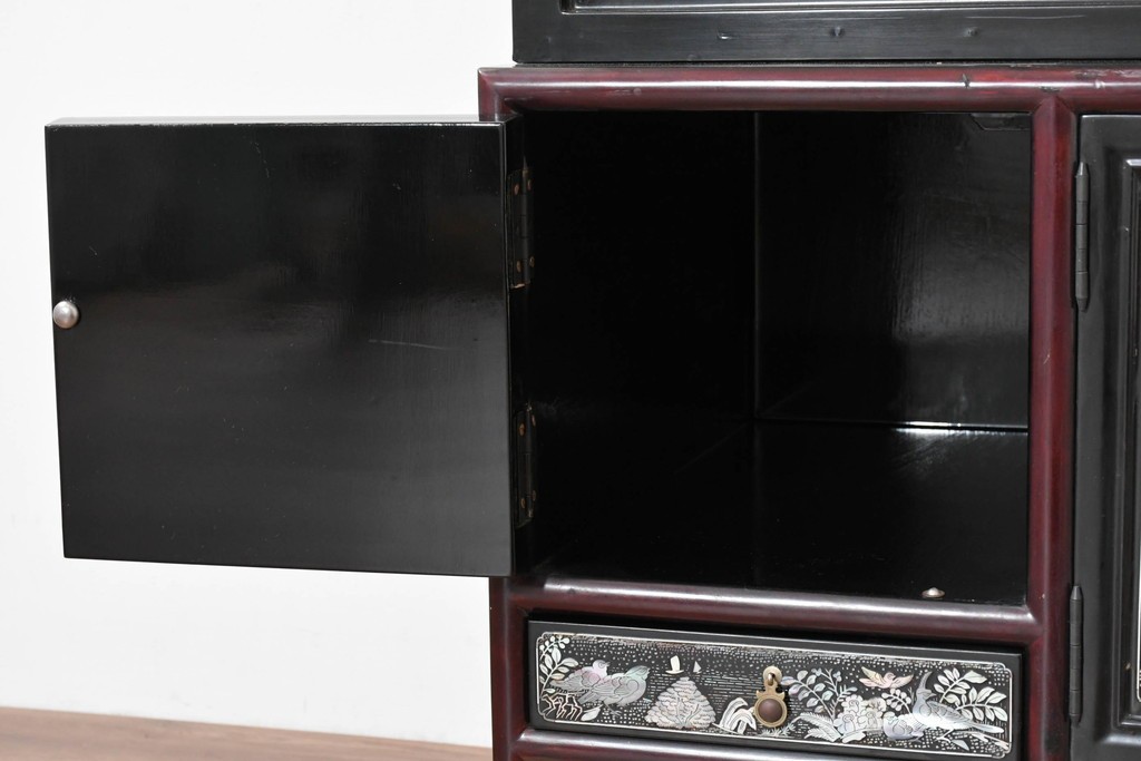 中古　韓国民芸家具　美品　高級品!!　幻想的な螺鈿細工が施されたガラス扉のキャビネット　定価推定120～150万円　(R-086242)