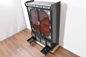 中古　韓国民芸家具　美品　高級品!!　幻想的な螺鈿細工が施されたガラス扉のキャビネット　定価推定120～150万円　(R-086242)