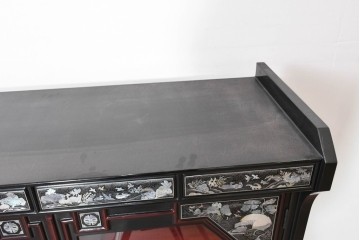 中古　韓国民芸家具　美品　高級品!!　幻想的な螺鈿細工が施されたガラス扉のキャビネット　定価推定120～150万円　(R-086242)