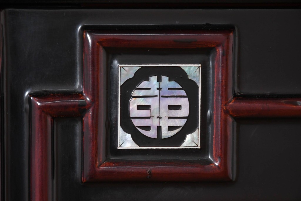 中古　韓国民芸家具　美品　高級品!!　幻想的な螺鈿細工が施されたガラス扉のキャビネット　定価推定120～150万円　(R-086242)