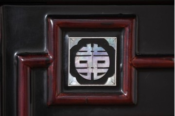 中古　韓国民芸家具　美品　高級品!!　幻想的な螺鈿細工が施されたガラス扉のキャビネット　定価推定120～150万円　(R-086242)