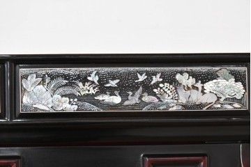 中古　韓国民芸家具　美品　高級品!!　幻想的な螺鈿細工が施されたガラス扉のキャビネット　定価推定120～150万円　(R-086242)