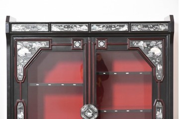 中古　韓国民芸家具　美品　高級品!!　幻想的な螺鈿細工が施されたガラス扉のキャビネット　定価推定120～150万円　(R-086242)