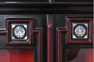 中古　韓国民芸家具　美品　高級品!!　幻想的な螺鈿細工が施されたガラス扉のキャビネット　定価推定120～150万円　(R-086242)